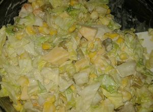 Una foto de Ensalada semi dulce con queso holandés y maíz