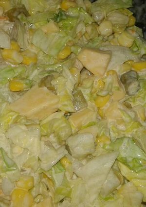 Una foto de Ensalada semi dulce con queso holandés y maíz