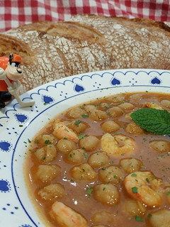 Una foto de Potaje de Fiesta con gambas y garbanzos
