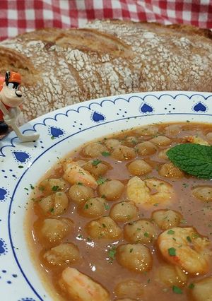 Una foto de Potaje de Fiesta con gambas y garbanzos