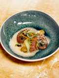 Polpo rosticciato marinato alla birra, crema di topinambur pack choi, olio verde e aglio nero