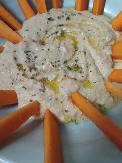 Una foto de Hummus de tomate 🍅