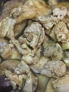 Una foto de Pollo con berenjena en crema de vegetales