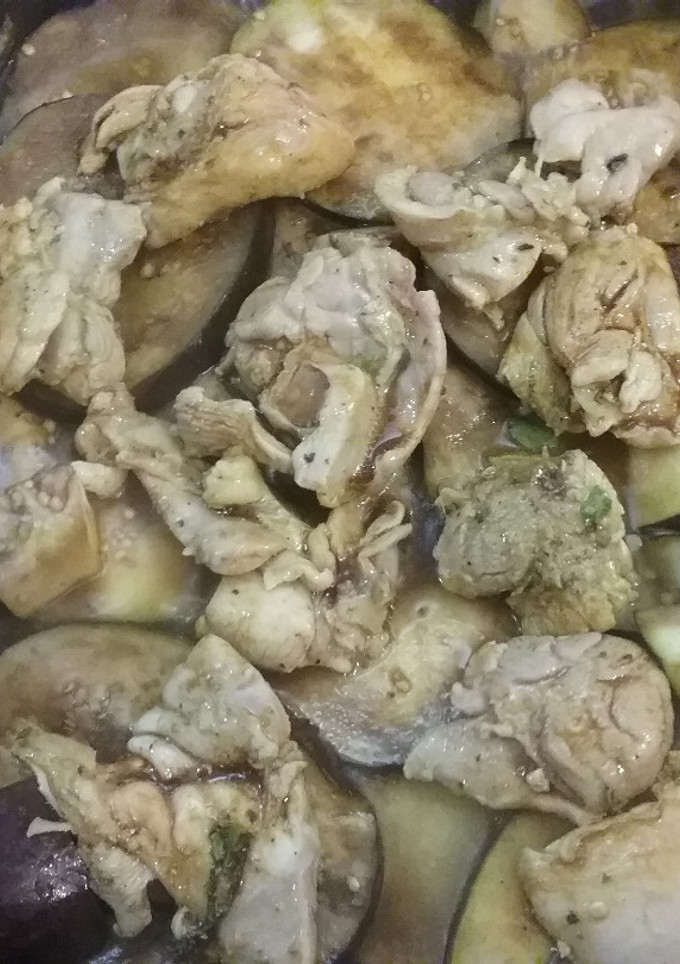 Una foto de Pollo con berenjena en crema de vegetales