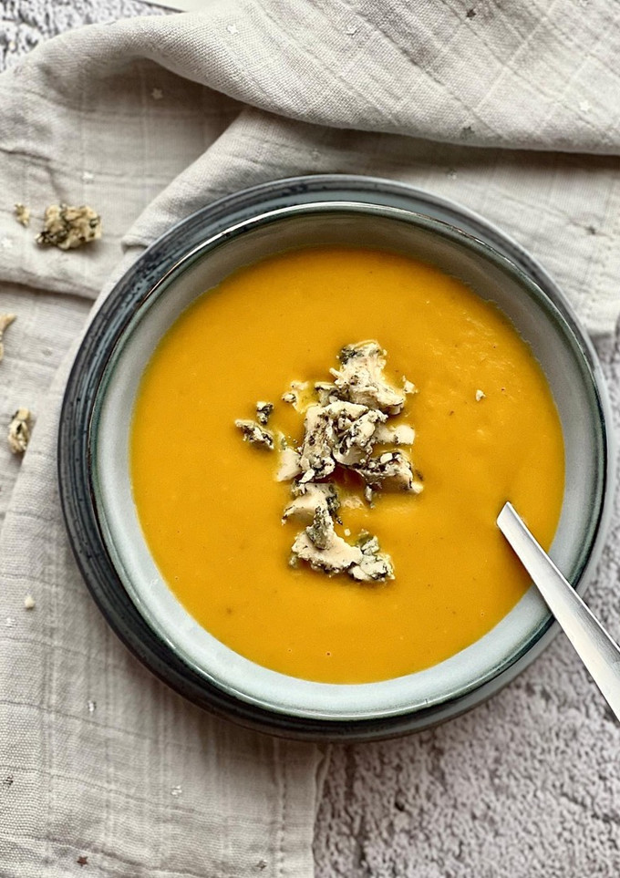 Una foto de Crema de calabaza y queso azul