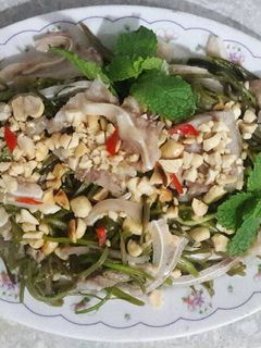 Hình của món Nộm rau muống tai lợn.