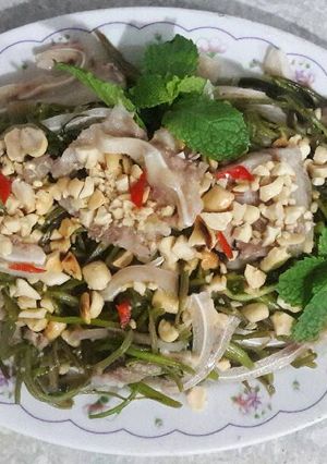 Hình của món Nộm rau muống tai lợn.