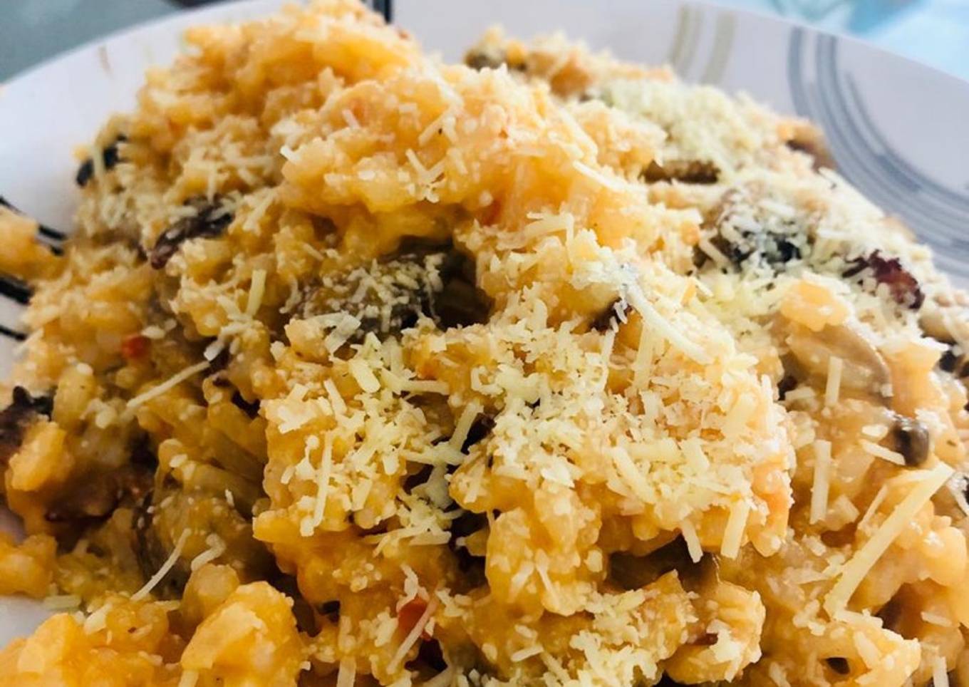Arroz cremoso con tocino crocante y champiñones