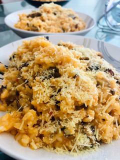 Una foto de Arroz cremoso con tocino crocante y champiñones
