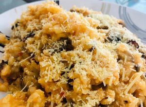 Una foto de Arroz cremoso con tocino crocante y champiñones