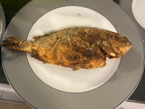Pescado dorado frito