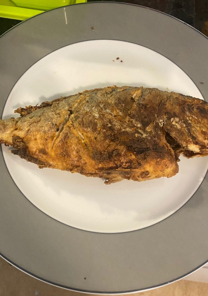 Una foto de Pescado dorado frito