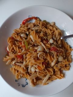 Una foto de Pasta de lentejas con verduras, quinoa y setas