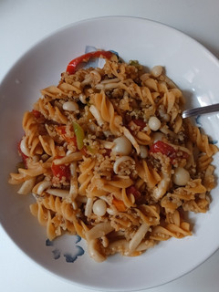 Una foto de Pasta de lentejas con verduras, quinoa y setas