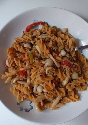 Una foto de Pasta de lentejas con verduras, quinoa y setas