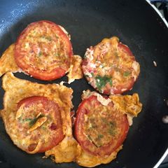 A picture of Egg in Tomato ring.