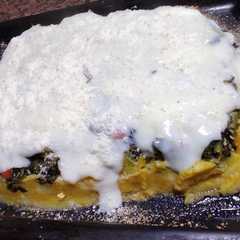 Una foto de Pastel de acelga y puré