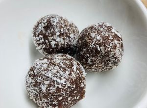 Keto mandulás kókuszgolyó recept fotója