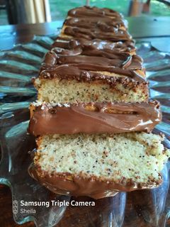 Una foto de Budín de limón y semilla de amapola bañado en chocolate