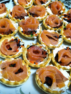 Una foto de Tartaletas de salmón y caviar
