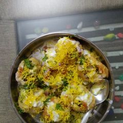 A picture of Dahi Sev puri.
