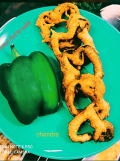 शिमला मिर्च के पकौड़े(shimla mirch pakode recipe in hindi) रेसिपी मुख्य फोटो