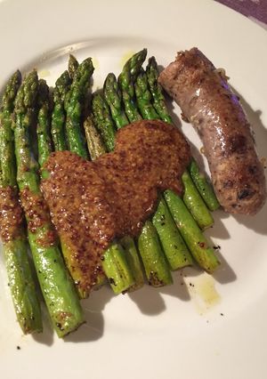 Una foto de Botifarra con Espárragos Verdes y vinagreta de Miel