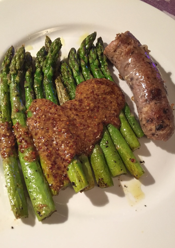 Una foto de Botifarra con Espárragos Verdes y vinagreta de Miel