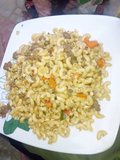 A picture of Macaroni with mince meat.