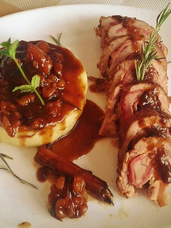 Una foto de Solomillo de cerdo con puré de patatas y mermelada de frutos secos