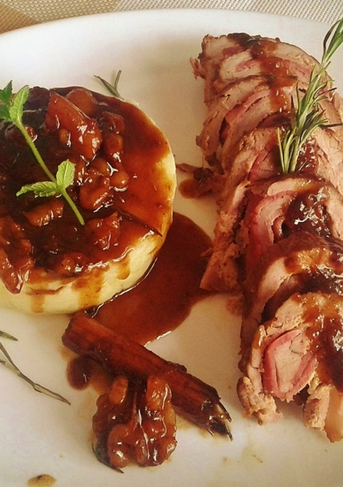 Una foto de Solomillo de cerdo con puré de patatas y mermelada de frutos secos