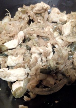 Una foto de Repollo, vegetales y pollo con salsa de soja