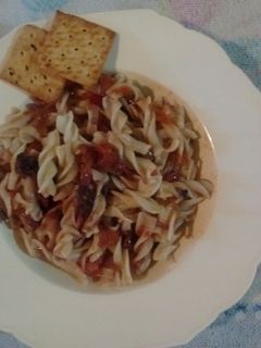 Una foto de Salsa de vegetales con fideos tirabuzón