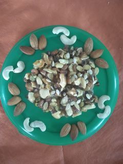 ડ્રાયફુટ ચીકી (Dryfruit Chikki Recipe in Gujarati) રેસીપી મુખ્ય ફોટો