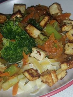 Una foto de Tallarines chinos con tofu y brócoli
