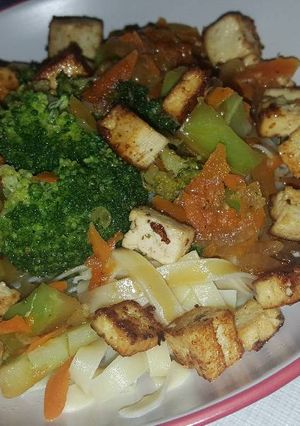 Foto principal de Tallarines chinos con tofu y brócoli