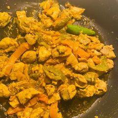 A picture of Chicken white tikka with mix blend of peppers 🫑 🌶 !!.