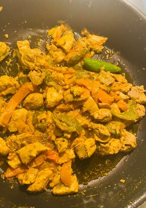 A picture of Chicken white tikka with mix blend of peppers 🫑 🌶 !!.