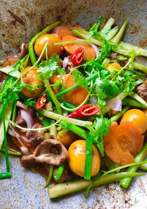 Hình của món Lòng gà trứng non xào măng Tây.