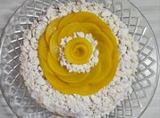 Una foto de torta con duraznos al natural