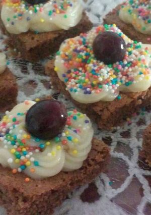 Una foto de Browni de cacao y crema pastelera 🍫para enamorar💓💕