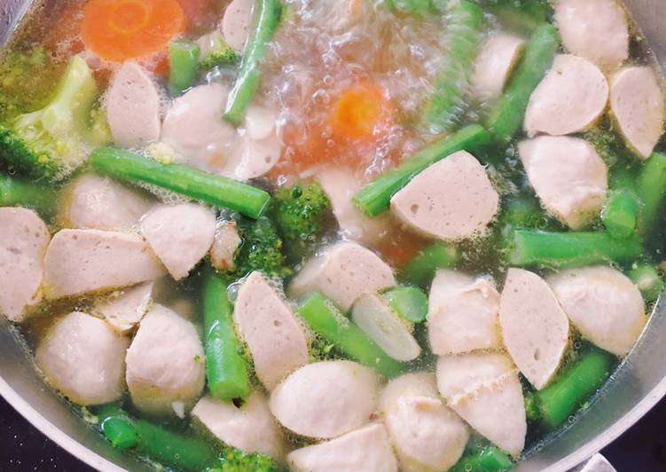 Cara Menghidangkan Sup Bakso Brokoli Wortel Buncis Super Mudah dan Enak yang Bisa Manjain Lidah!