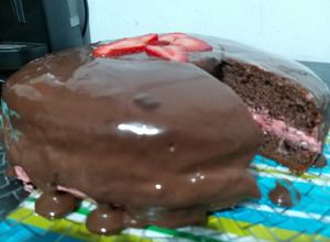 Foto de Pão de ló low carb com recheio de morango e cobertura de ganache