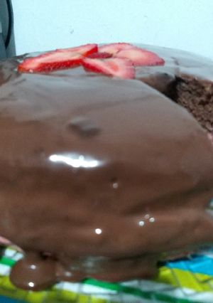 Foto de Pão de ló low carb com recheio de morango e cobertura de ganache