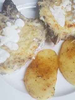 Una foto de Chuletas de cerdo con nata y queso gratinado y patatas al horno