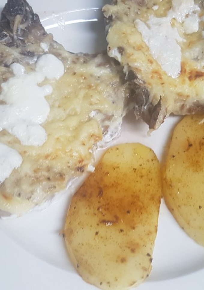 Una foto de Chuletas de cerdo con nata y queso gratinado y patatas al horno