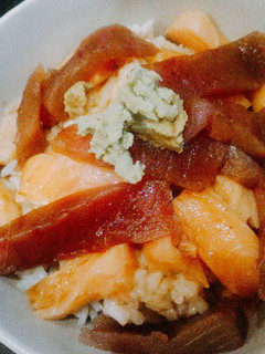 Una foto de Chirashi (bol de arroz y pescado crudo)