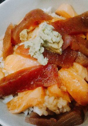 Una foto de Chirashi (bol de arroz y pescado crudo)