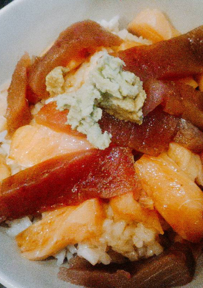 Una foto de Chirashi (bol de arroz y pescado crudo)