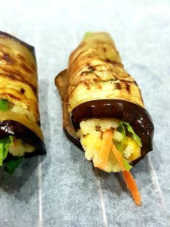 Una foto de 🍆Rollitos de berenjena relleno de verdura 🍆